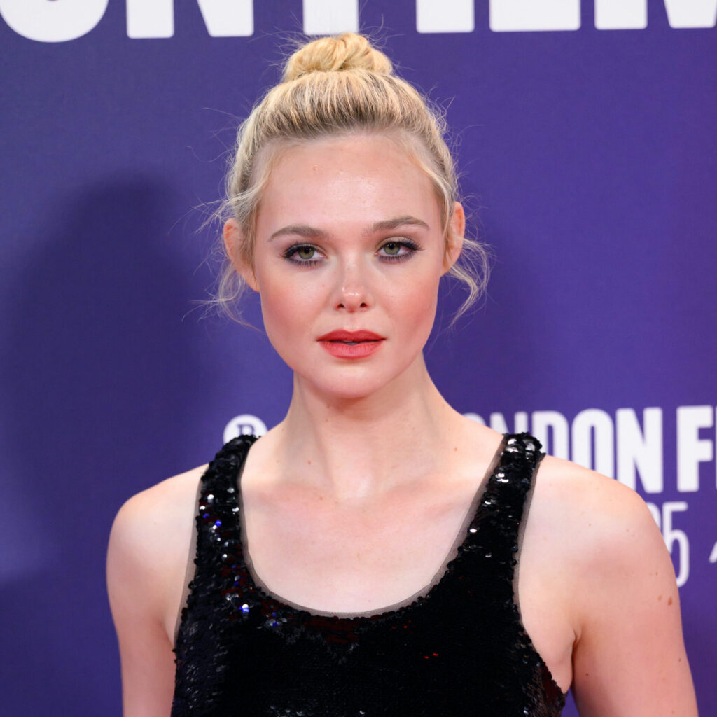 Το λαμπερό πορτοκαλί κραγιόν της Elle Fanning