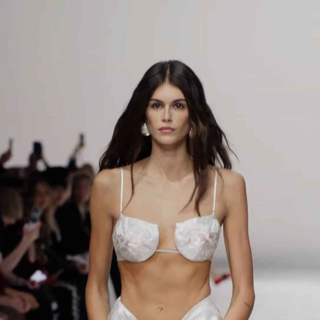 Givenchy: Η εύθραυστη ισορροπία ανάμεσα στο ντύσιμο και την αποκάλυψη