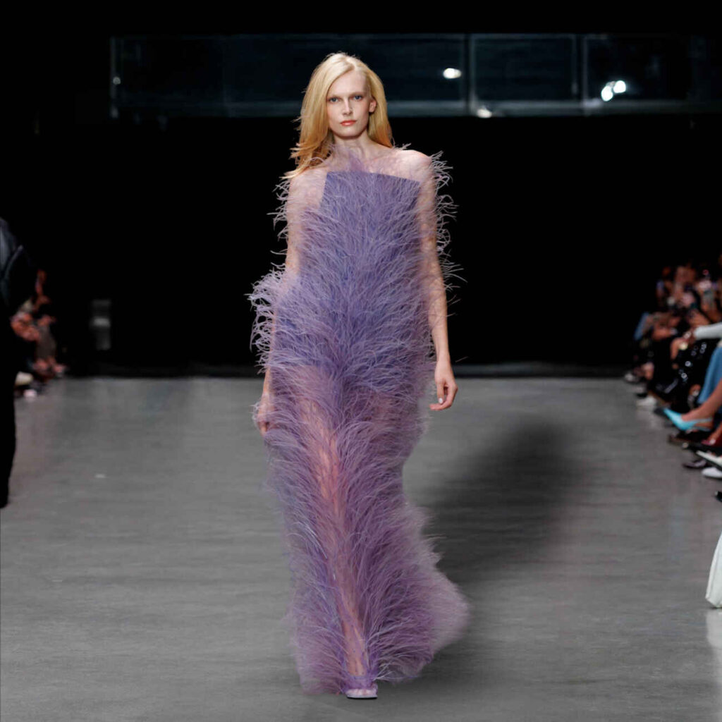 Stella McCartney ss26: Φτερά, πούπουλα και ανδρόγυνα στη σωστή δόση