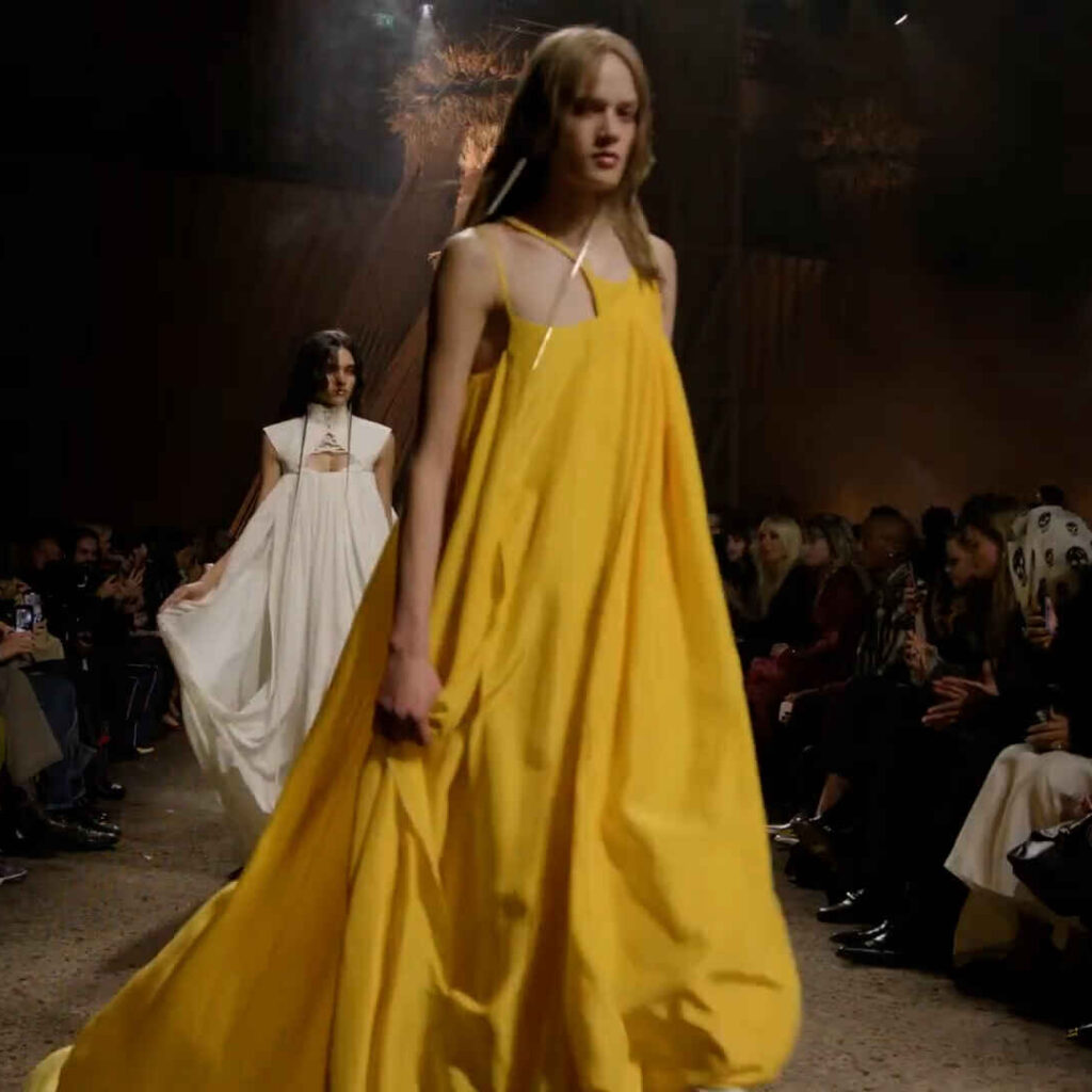 McQueen: Σεξουαλική ενέργεια με Y2K αισθητική