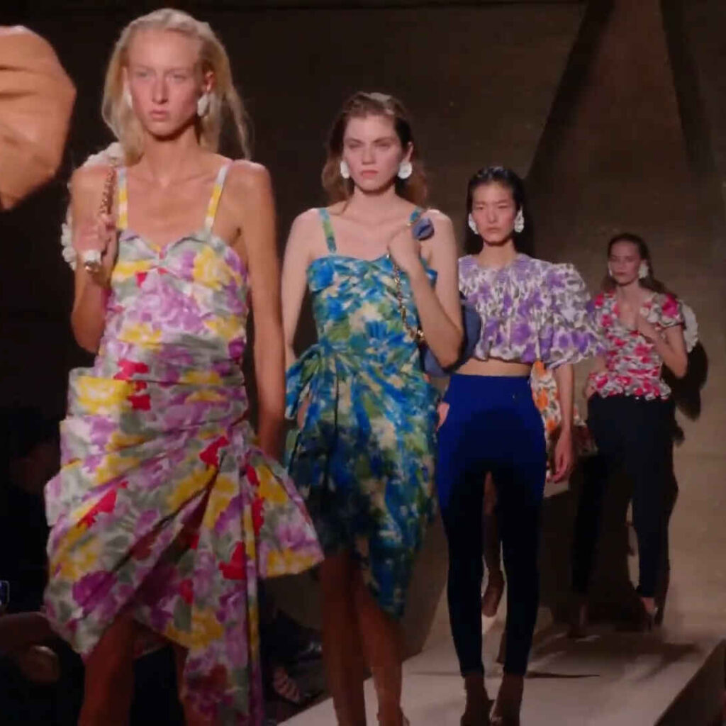 Chloé: Ξανασχεδιάζοντας τα floral μοτίβα των δεκαετιών του ’50 και του ’60