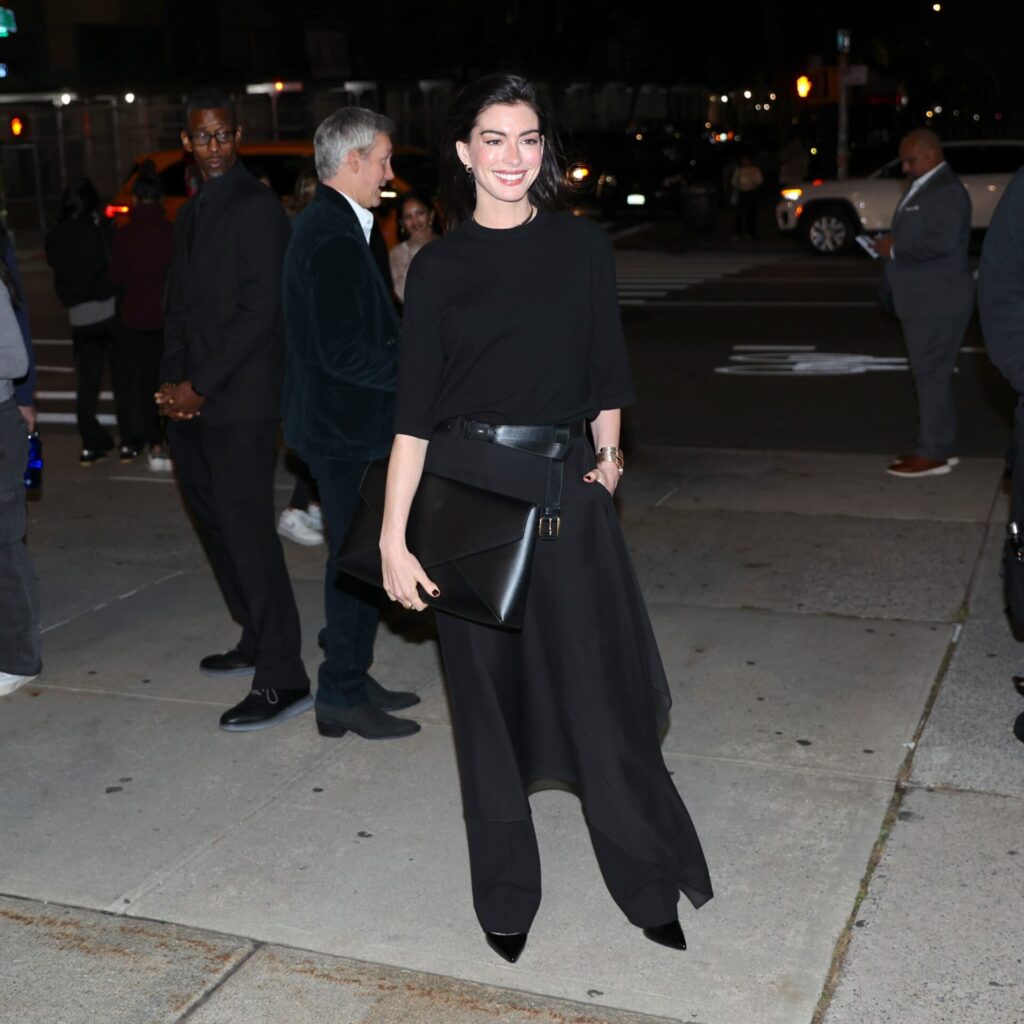 Anne Hathaway: Επανασυστήνει το trend των ‘00s (και τον εαυτό της)