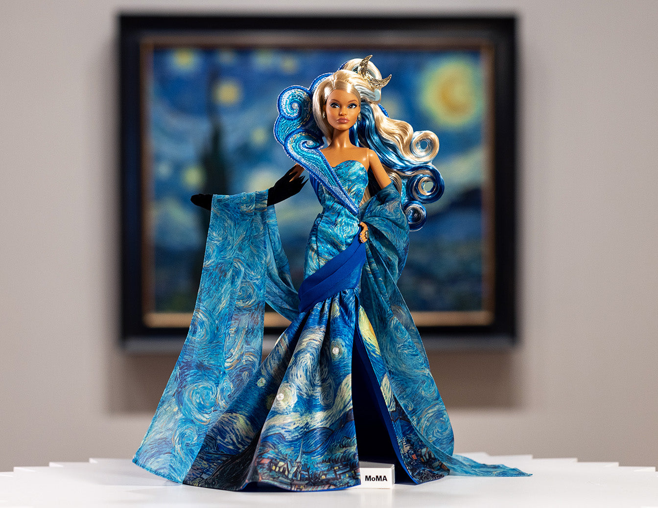 Η BARBIE ΜΕ ΦΟΡΕΜΑ ΑΠΟ ΠΙΝΑΚΑ ΤΟΥ VAN GOGH