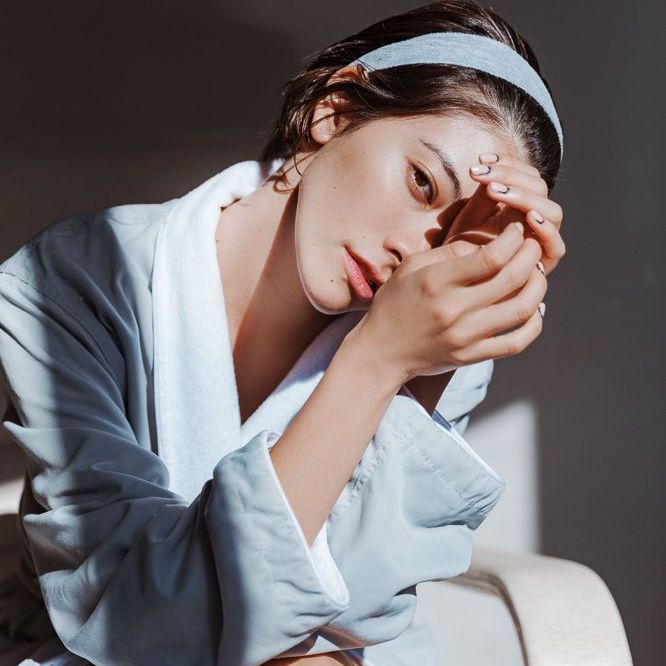 Γαλακτικό οξύ: Το ήπιο AHA που χαρίζει λεία, φωτεινή και ενυδατωμένη επιδερμίδα