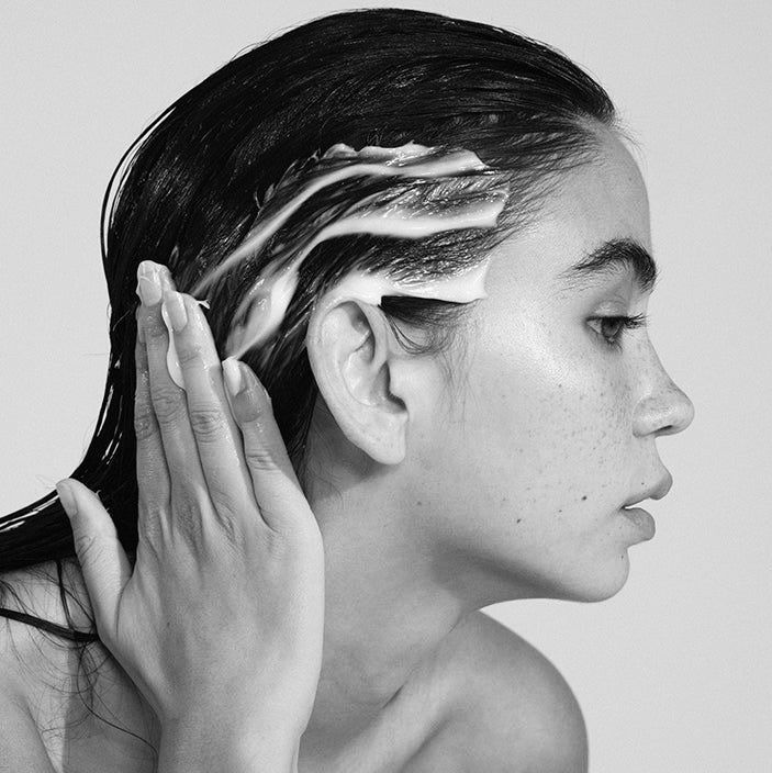 Leave-in conditioner: 4 προϊόντα για να ενυδατώσετε τα μαλλιά σας χωρίς ξέβγαλμα