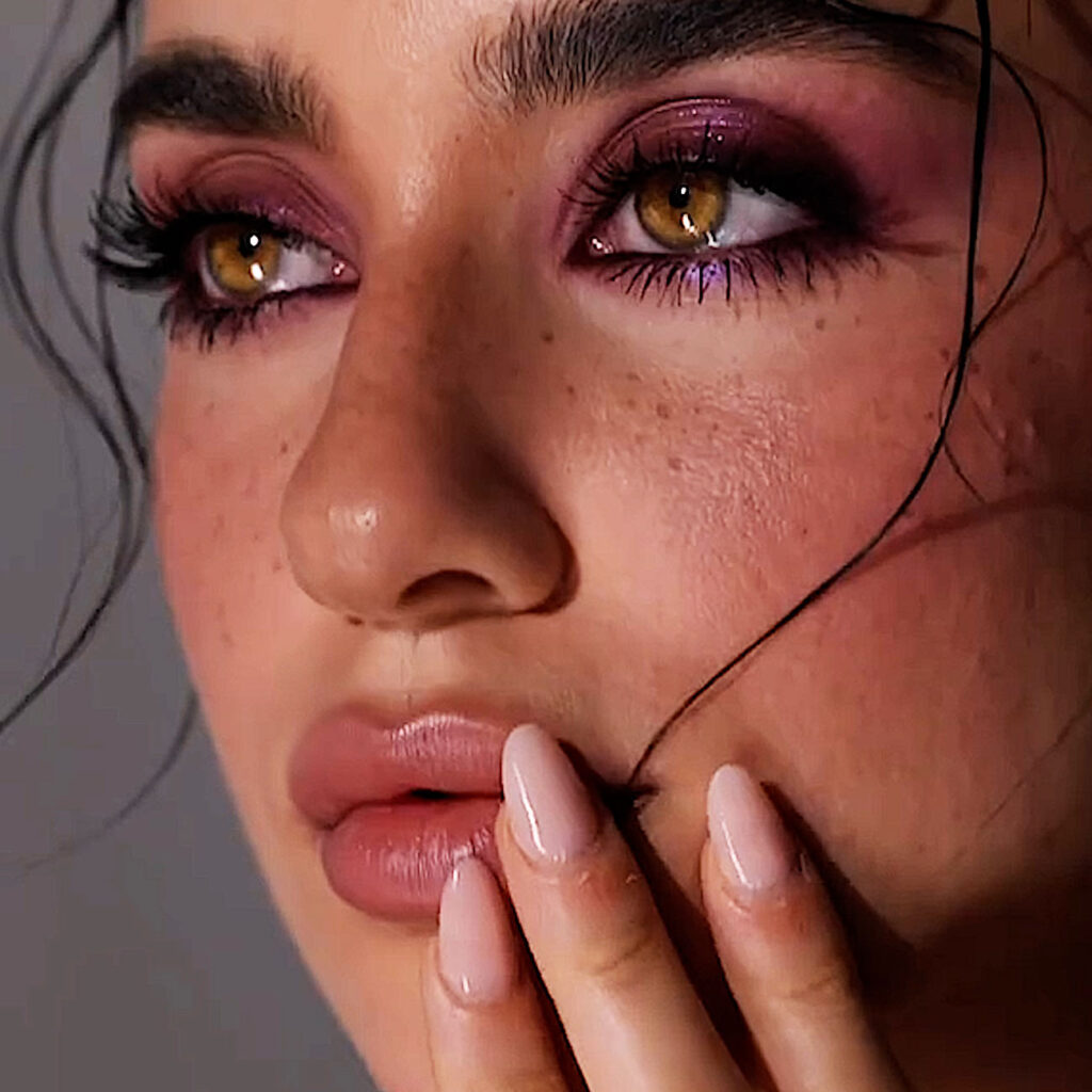 Cranberry eyes: Το μακιγιάζ που σαρώνει το TikTok