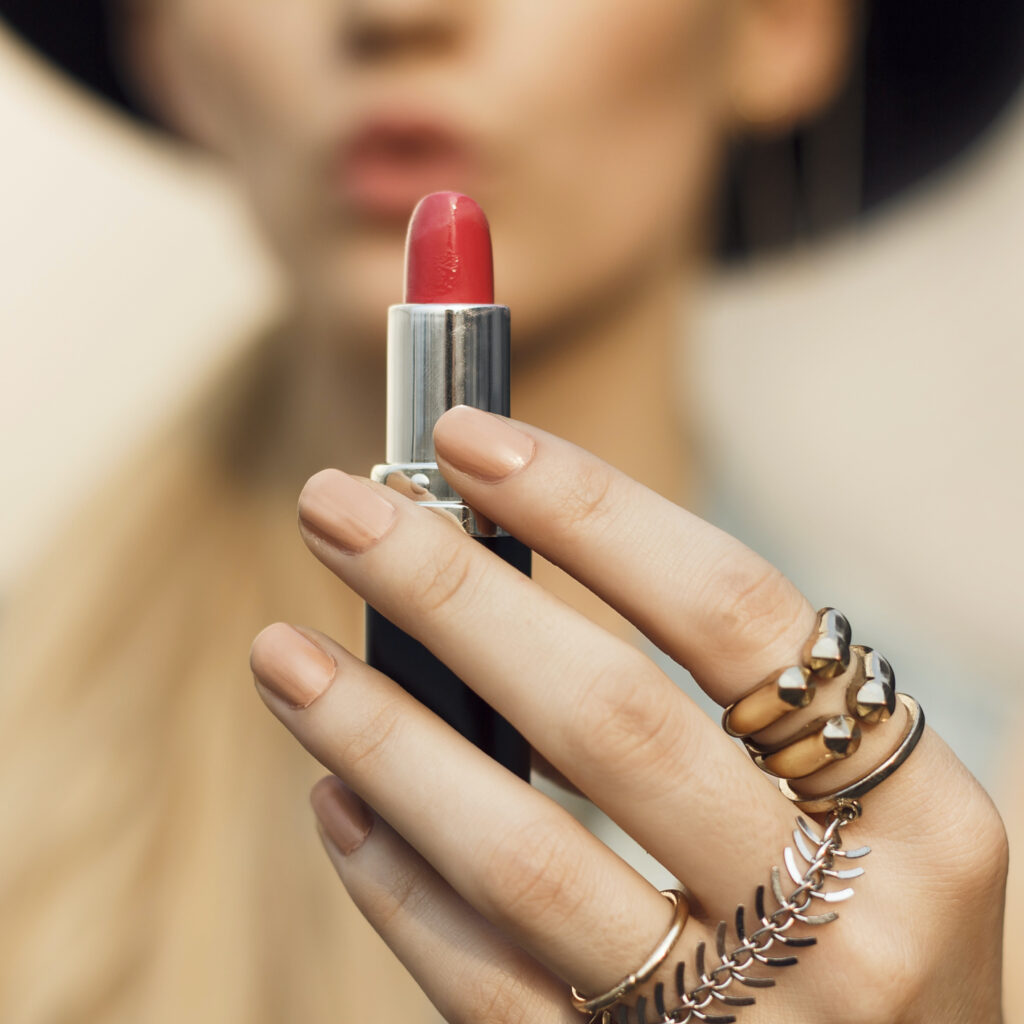Το lipstick effect στην ελληνική αγορά ομορφιάς