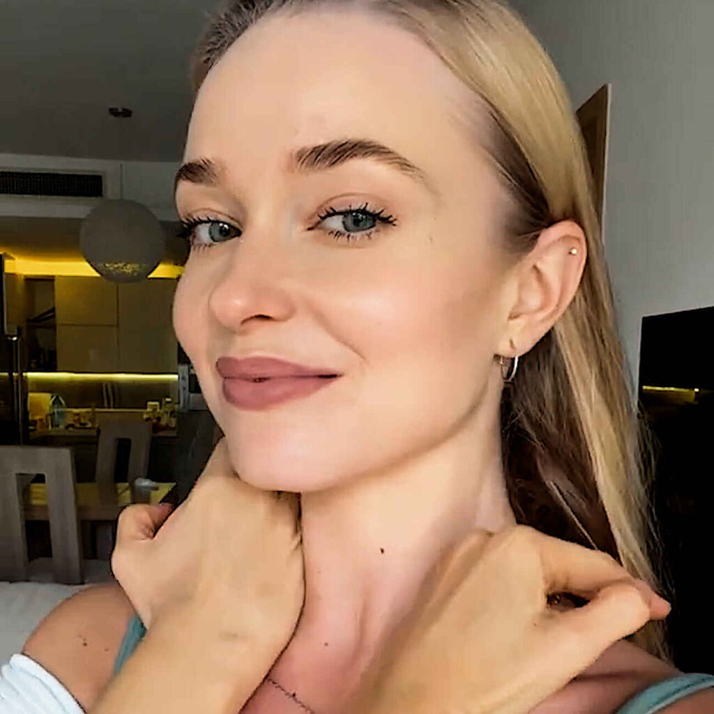 Facelift χωρίς νυστέρι: 5 TikTok hacks για να ανορθώσετε το πρόσωπο