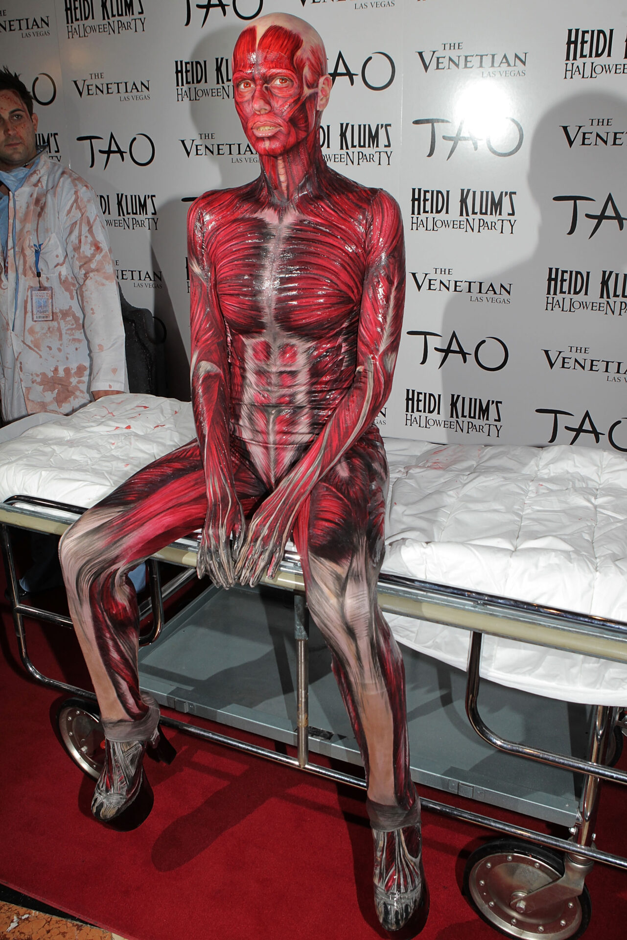Η HEIDI KLUM ΝΤΥΜΕΝΗ ΑΝΘΡΩΠΙΝΟ ΣΩΜΑ ΣΤΟ HALLOWEEN TOY 2011