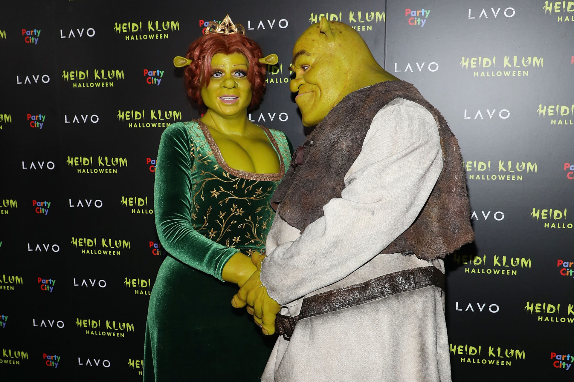 Η HEIDI KLUM ΝΤΥΜΕΝΗ FIONA ΑΠΟ ΤΟ SHREK ΣΤΟ HALLOWEEN TOY 2018, ΜΑΖΙ ΜΕ ΤΟ ΣΥΖΥΓΟ ΤΗΣ