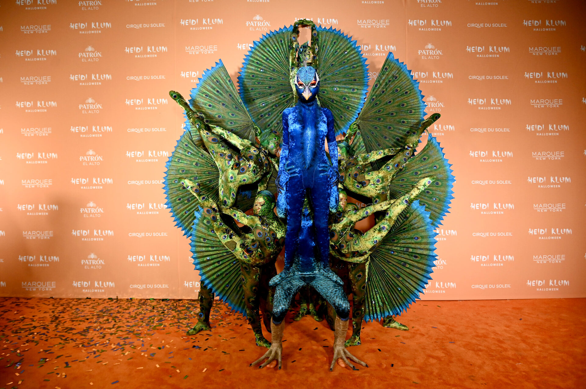 Η HEIDI KLUM ΝΤΥΜΕΝΗ ΠΑΓΩΝΙ ΣΤΟ HALLOWEEN TOY 2023