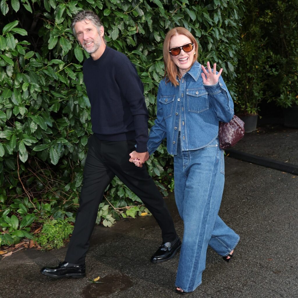 2 denim είναι καλύτερα από 1: Κάντε το όπως η Julianne Moore με λιγότερα από 140 ευρώ