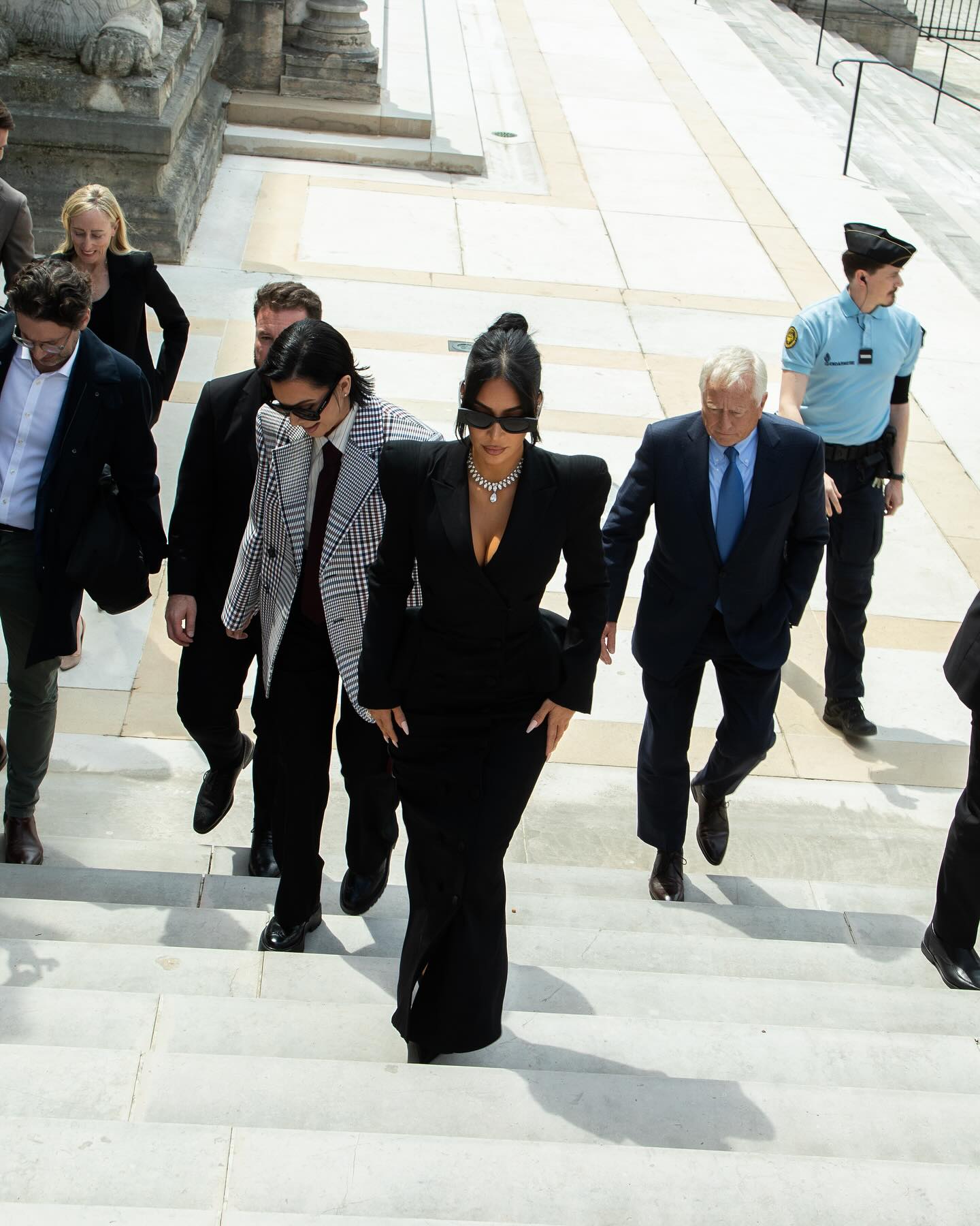 H KIM KARDASHIAN ME ΜΑΥΡΟ ΣΥΝΟΛΟ ΣΤΟ ΠΑΡΙΣΙ