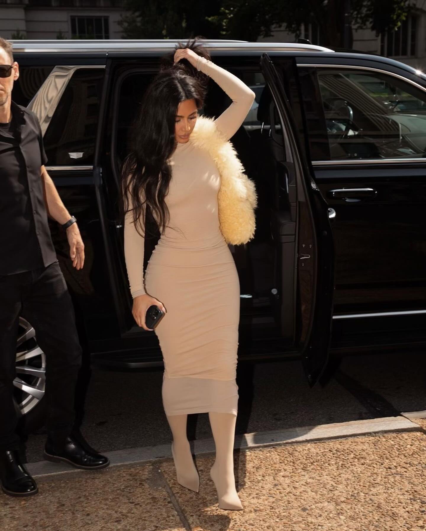 KIM KARDASHIAN ΣΤΗ ΤΖΟΡΤΖΤΑΟΥΝ ΜΕ ΜΠΕΖ OUTFIT