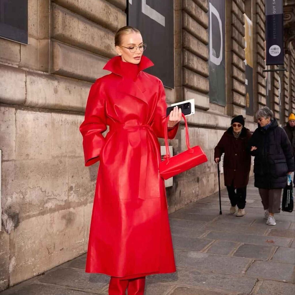 Στιλ στο λεπτό με κόκκινο παλτό