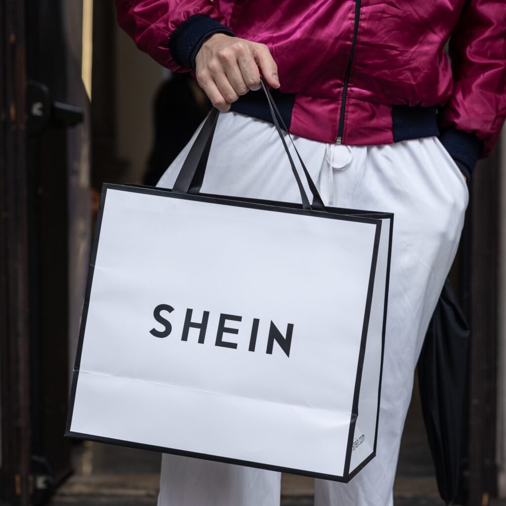 Η Shein ανοίγει καταστήματα στη Γαλλία: Θα ψωνίζατε γνωρίζοντας το πραγματικό κόστος;