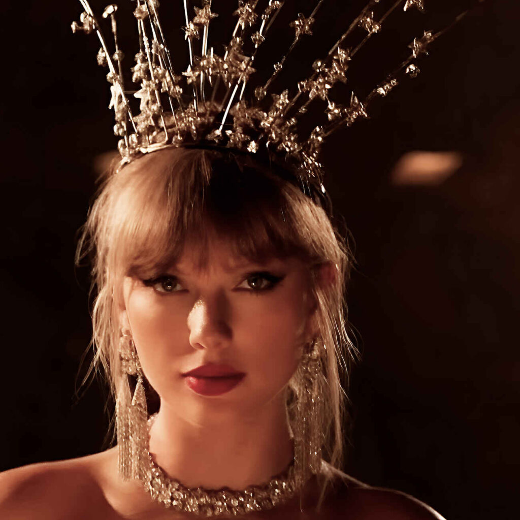 H Taylor Swift με Celia Kritharioti | Τι συμβόλιζε το αξεσουάρ