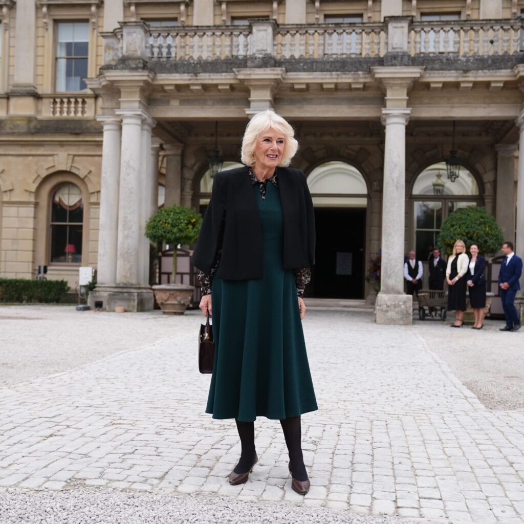 Η βασίλισσα Camilla με τσάντα Zeus+Δione