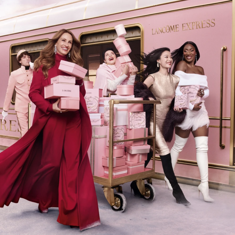 Αυτή η παλέτα χαρίζει την πιο icy λάμψη στο γιορτινό μακιγιάζ