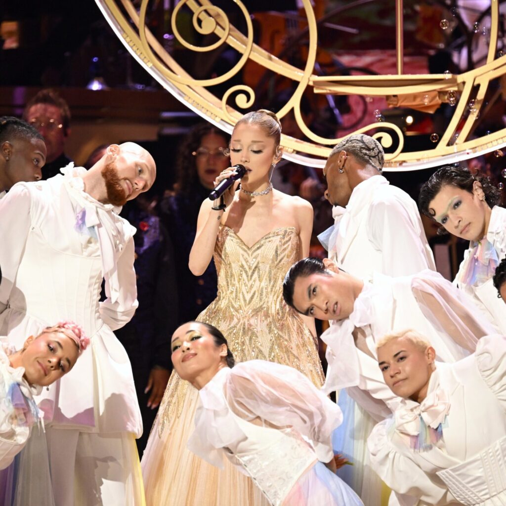 Ariana Grande: Η Glinda φόρεσε τα Swarovski της
