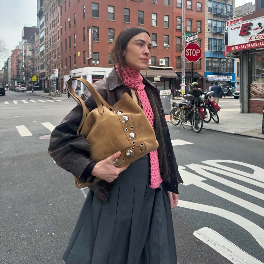 Τα “cool” κορίτσια κρατούν αυτές τις trendy bohemian τσάντες