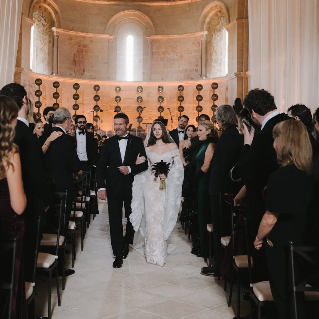 Stella Banderas: Η κόρη του Antonio φόρεσε ένα ονειρικό νυφικό