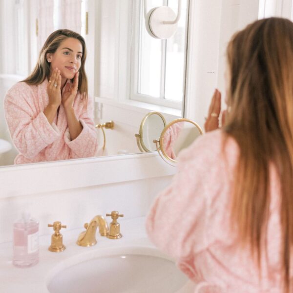 Ωριμες επιδερμίδες: Η ιδανική ρουτίνα για ενυδάτωση, λάμψη και σύσφιξη