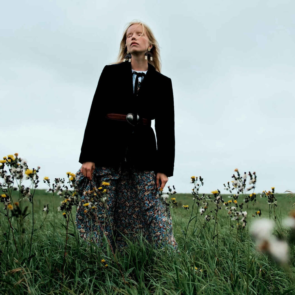 Boho mania: Τα μποέμ φορέματα που “κερδίζουν” τον χειμώνα