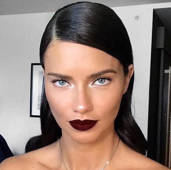 Βουργουνδί κραγιόν: Η τάση στα χείλη που λατρεύουν οι beauty experts