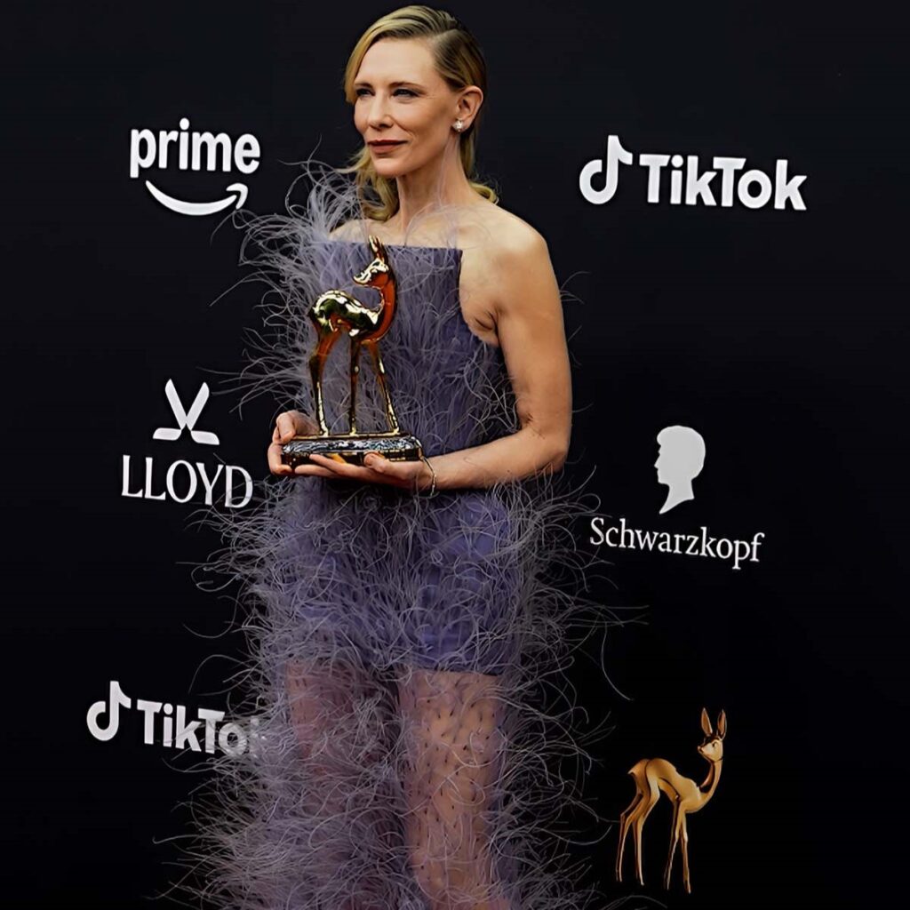 Η Cate Blanchett μαγνητίζει τα βλέμματα με φόρεμα από φυτικά φτερά