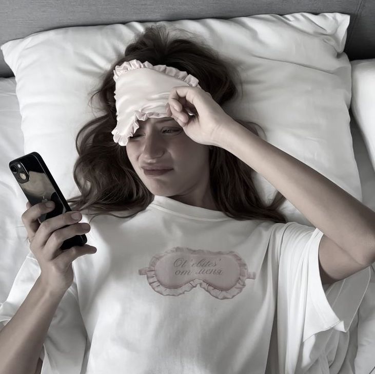 Ξενυχτάτε χωρίς λόγο; Τι προκαλεί το doomscrolling στις 2 το πρωί