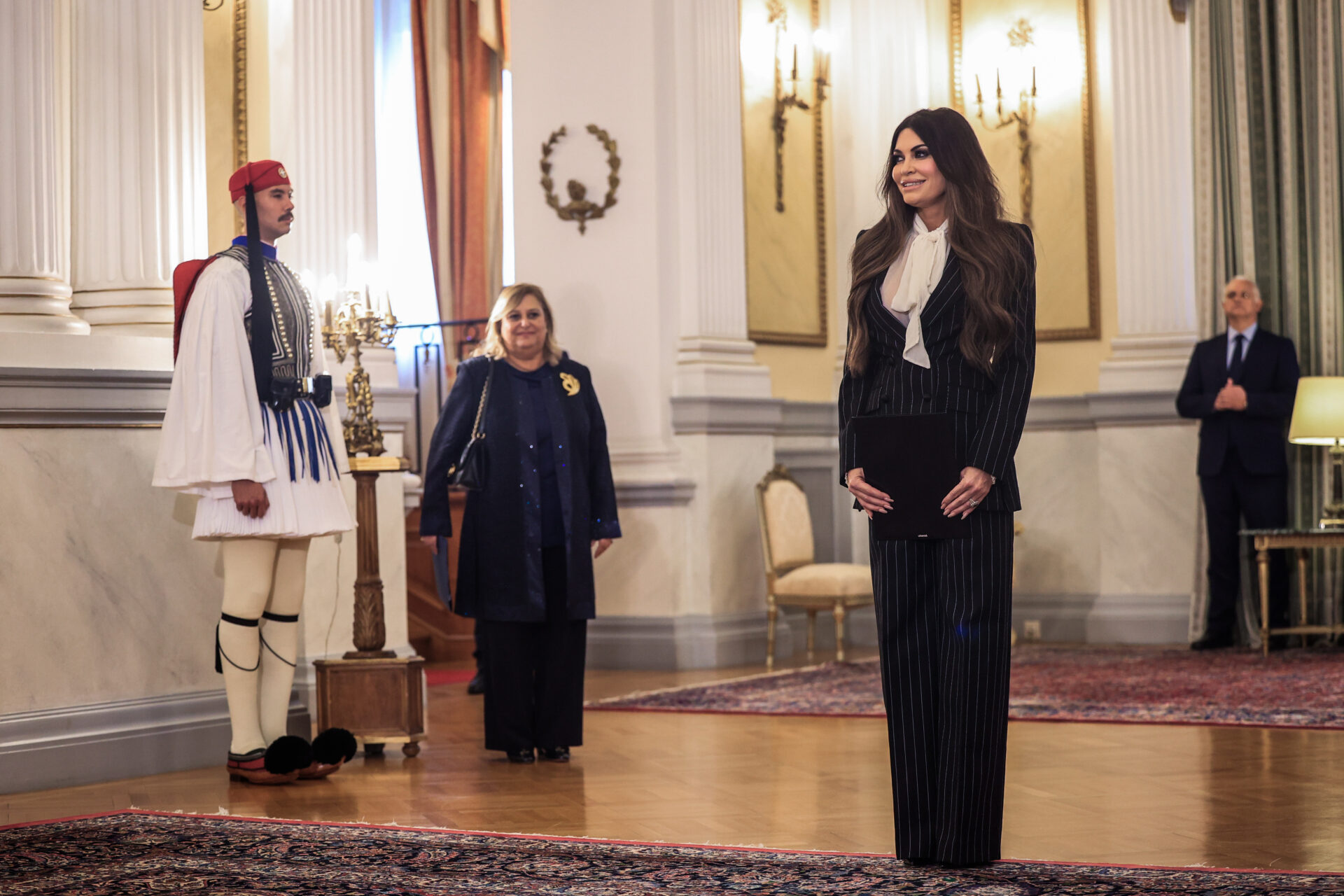 H KIMBERLY GUILFOYLE ΥΠΟΒΑΛΛΕΙ ΤΑ ΔΙΑΠΙΣΤΕΥΤΗΡΙΑ ΤΗΣ