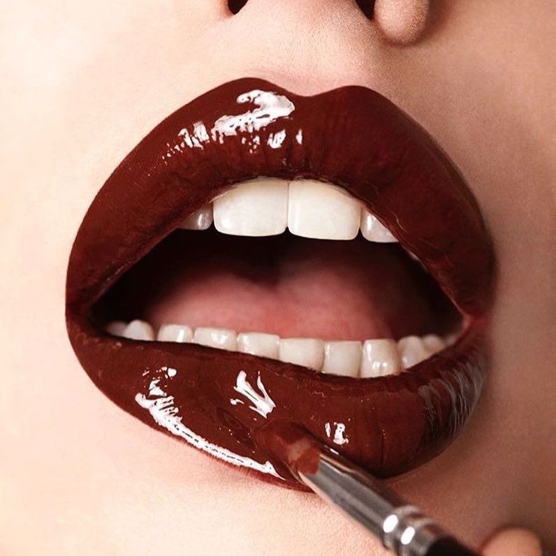 Αντίο κόκκινο χρώμα! Το σοκολατί κραγιόν είναι το πιο hot χρώμα του φθινοπώρου