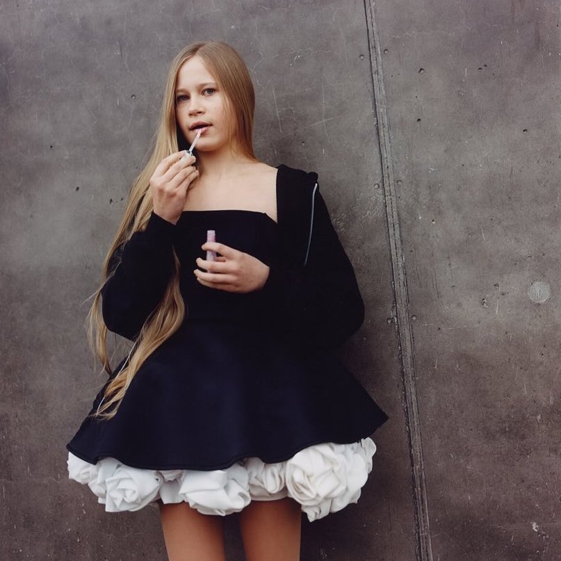 Όταν λέτε μακριά μαλλιά, τί εννοείτε;