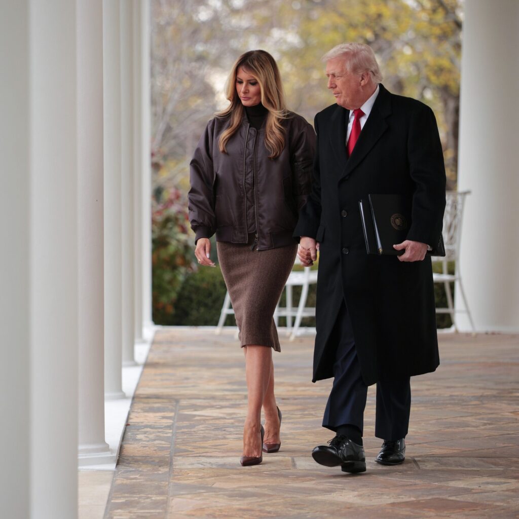 Get the look: Η Melania Trump με oversized bomber στον Λευκό Οίκο