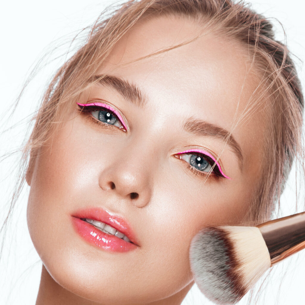 Πως φοράμε το ροζ eyeliner;