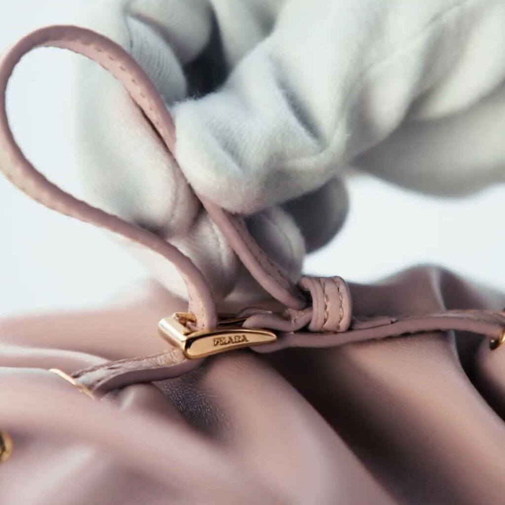 Prada Dada: Μια μελέτη στην πολυτέλεια και τη δεξιοτεχνία