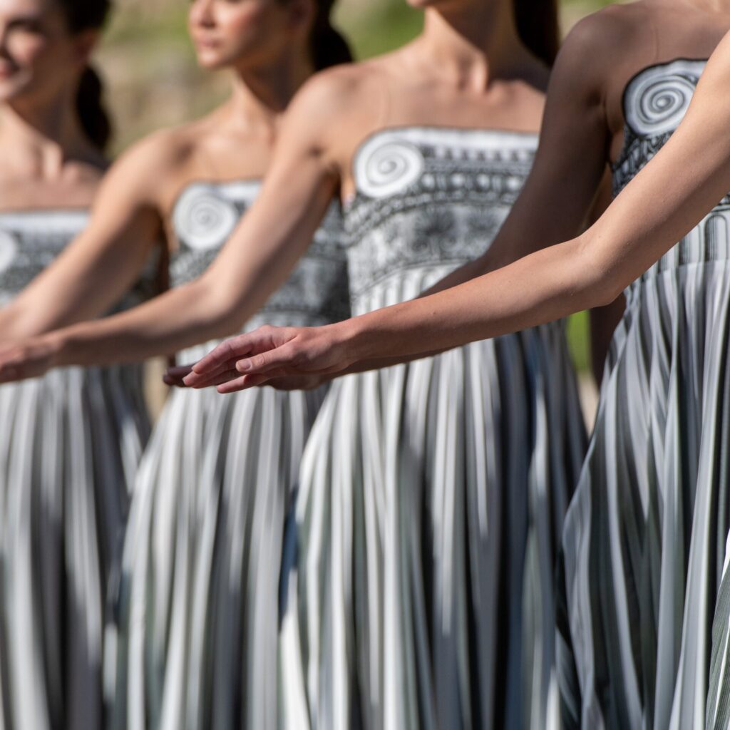 Η αιώνια γοητεία των πτυχώσεων: Από την αρχαία Ολυμπία στην πασαρέλα