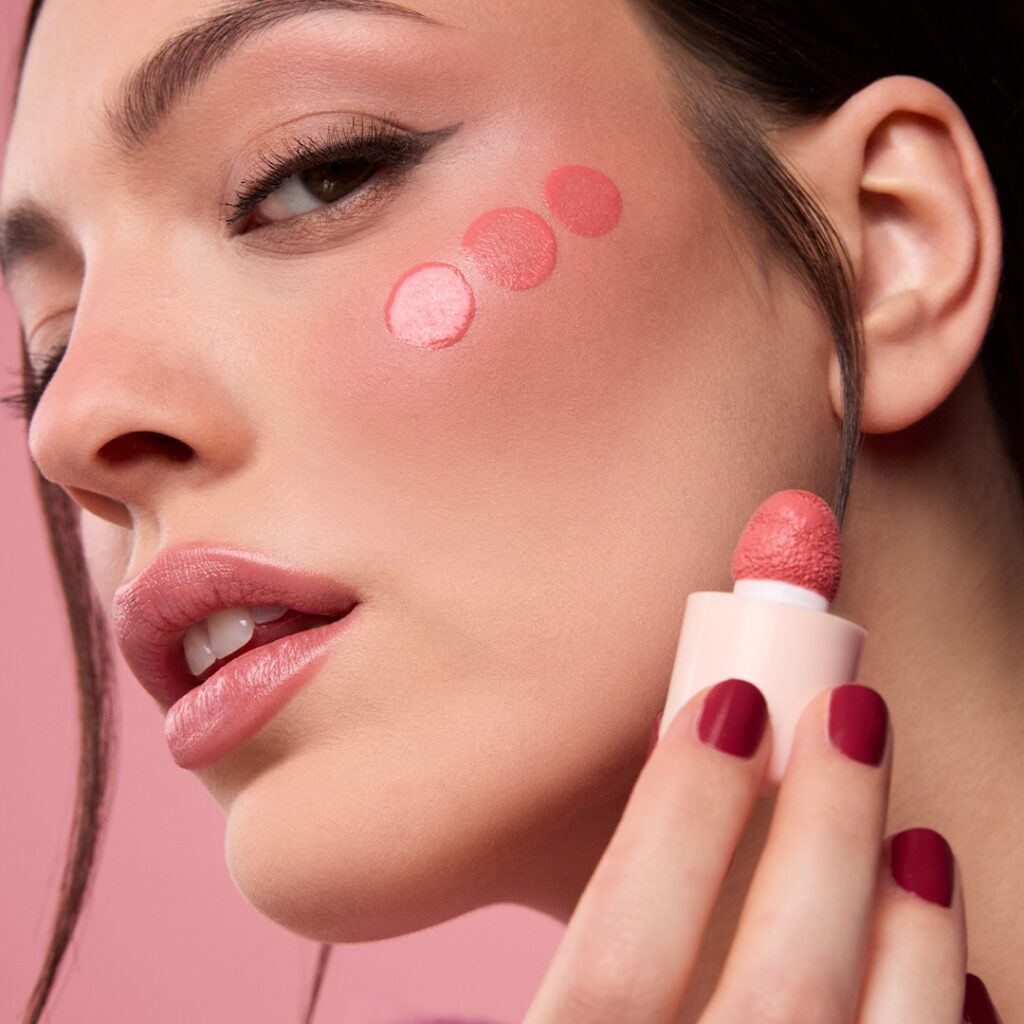 Ρουζ: Πως το φοράμε σωστά με την τεχνική V