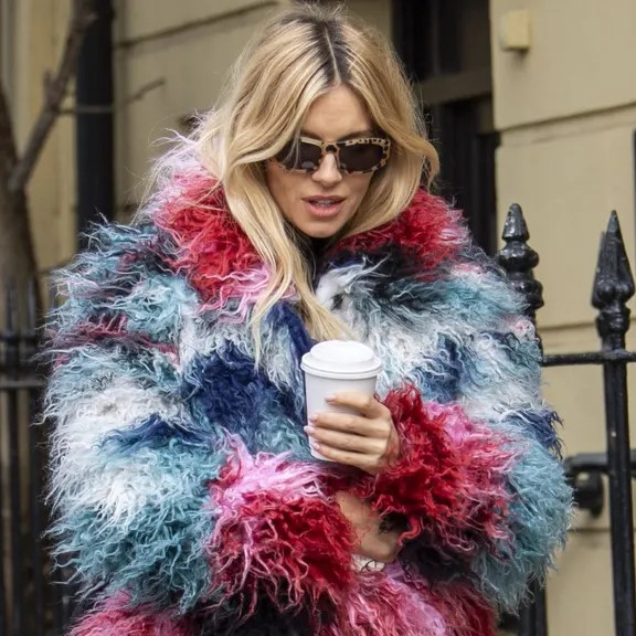 Αντίο μπλε τζιν και μποτάκια: Η Sienna Miller και οι πιο σικ Γαλλίδες δίνουν χρώμα στον χειμώνα