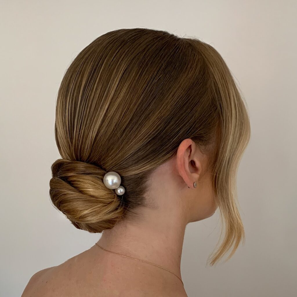Το απόλυτο sleek bun για την πιο glam Χριστουγεννιάτικη εμφάνιση