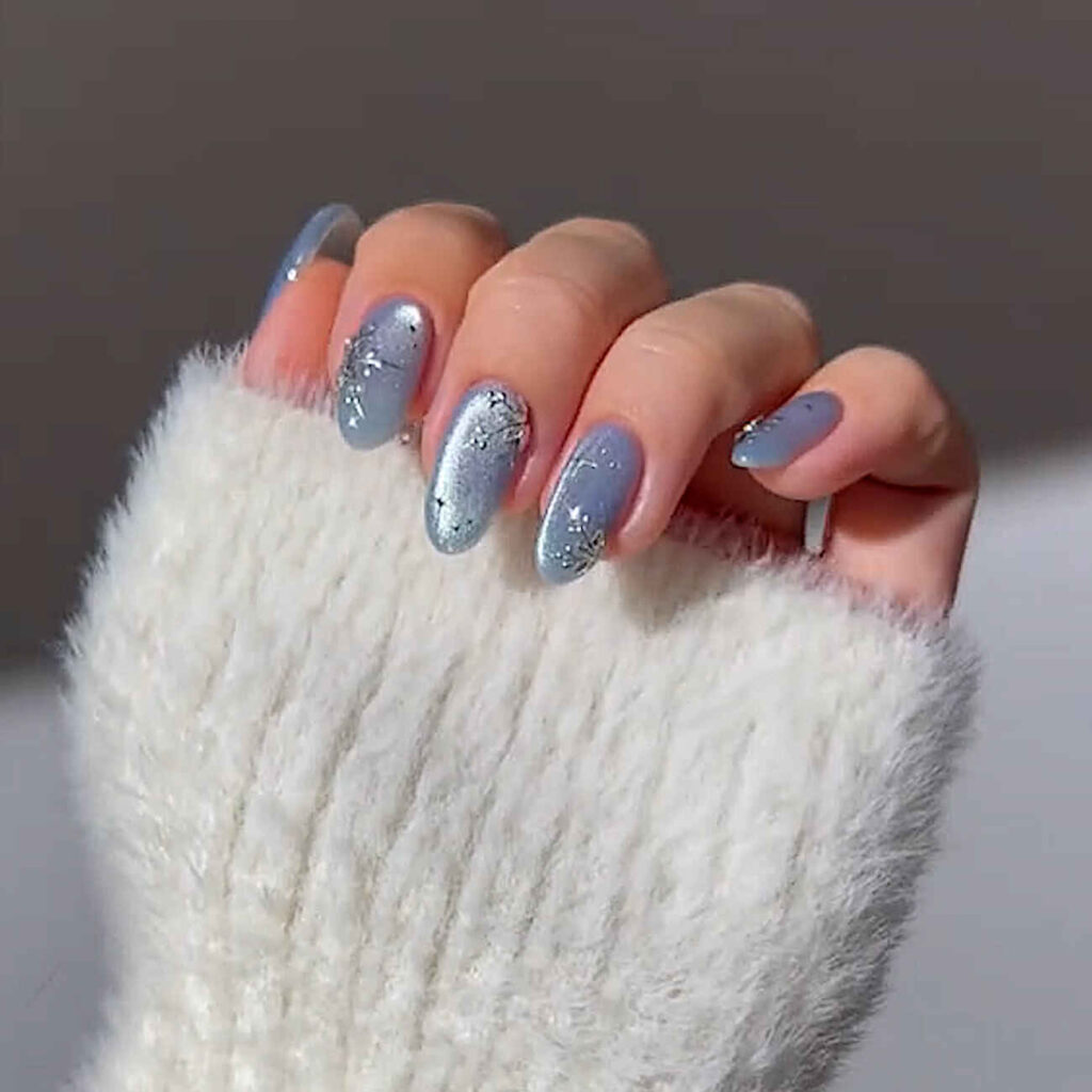 Snowflake nails: Μια χιονονιφάδα στα νύχια σας