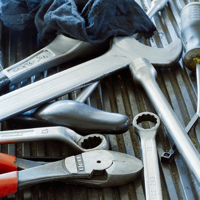 Τι γυρεύει ένα συνεργείο αυτοκινήτων σε μια γκαλερί;