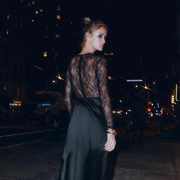 Το απόλυτο hack για να κλείσετε μόνες σας το φερμουάρ στο φόρεμά σας