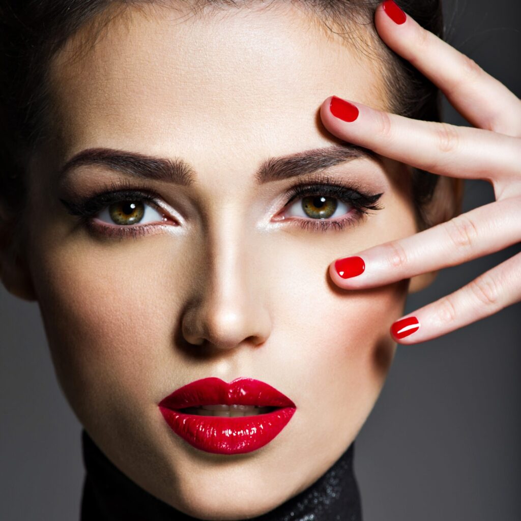 Πώς να αφαιρέσετε το βερνίκι νυχιών χωρίς ασετόν: 5 εύκολοι τρόποι