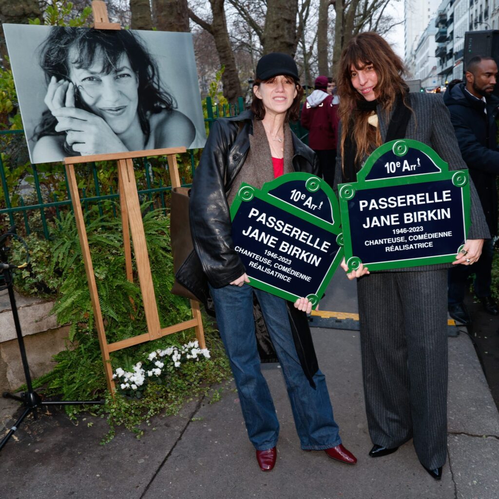 Μια γέφυρα για τη μητέρα τους: Charlotte και Lou τιμούν τη μνήμη της Jane Birkin