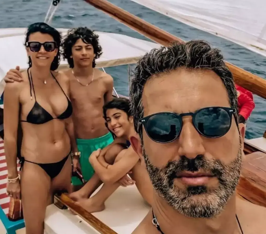 Η Μαρίνα Βερνίκου, τα ταξίδια και το ατέρμονο κυνήγι του ήλιου