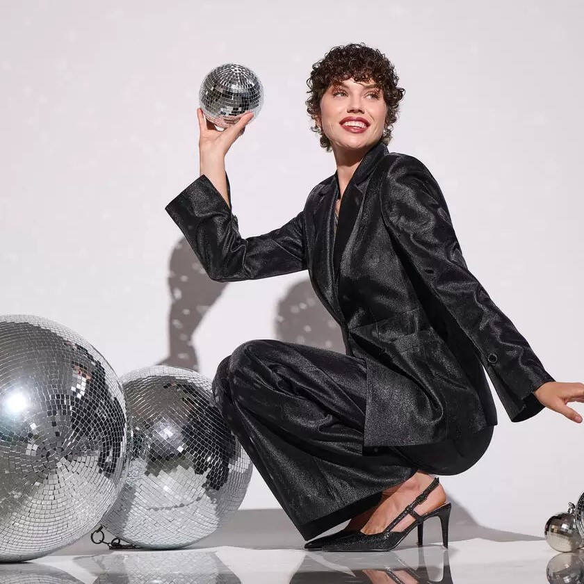 Φέτος αφήστε στην άκρη το festive φόρεμα και φορέστε cocktail κοστούμι