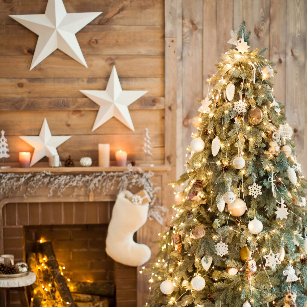 7 τρικ για να κάνετε το ψεύτικο χριστουγεννιάτικο δέντρο να μυρίζει σαν αληθινό