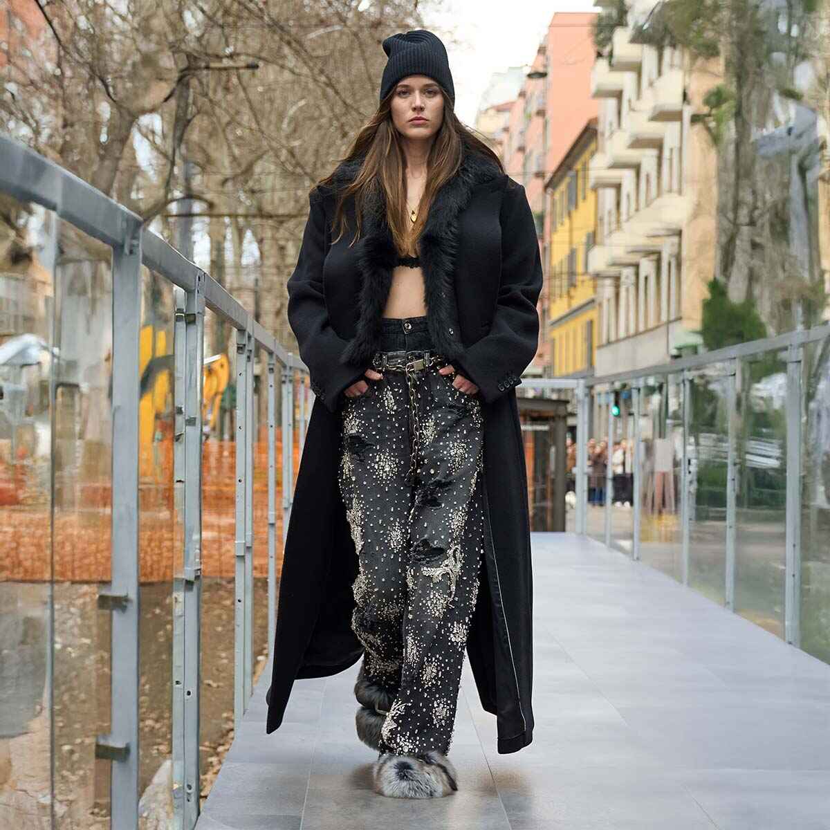 dolce-and-gabbana-women-fall-winter-2025-fashion-show-look-45-tzin-stras_2160x3840 (2)